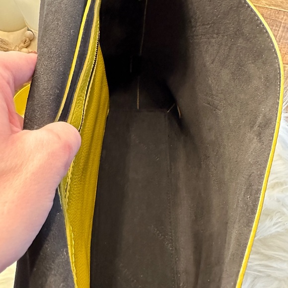 💙💛GORGEOUS Leather Burberry Messenger Bag💛💙 - Picture 7 of 10